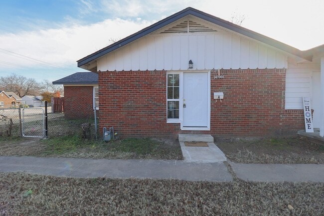 Building Photo - Section 8 Welcome! 2/1 Ready for Immediate Move In!!