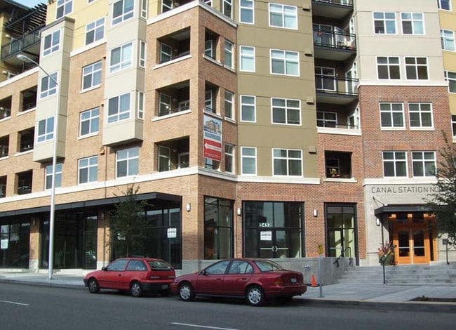 Photo - Canal Station