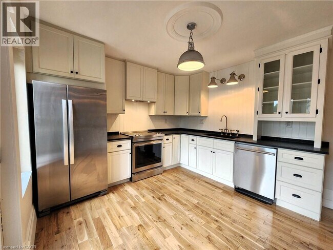 Photo - 446 MacNab St N