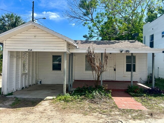 Building Photo - Two bedroom 1 bath home