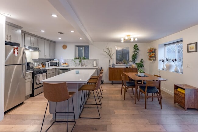 Building Photo - 446 N Commonwealth Ave Unit #3