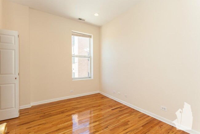 Photo - 2450 N Southport Ave Condo Unit 202
