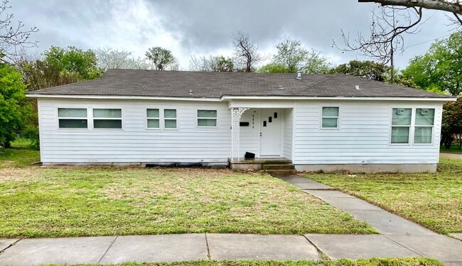 Building Photo - Cute 3/2 on a Corner Lot!