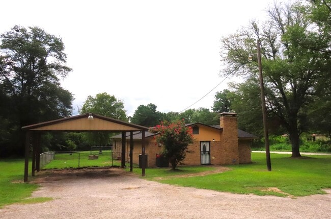 Photo - Country Living-City Close! 3 Bedroom, 2 Ba...