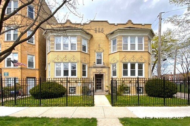 Building Photo - 3722 W Wilson Ave Unit 2E Rental