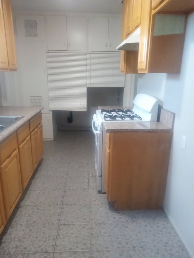 Photo - 654 Loranne Ave