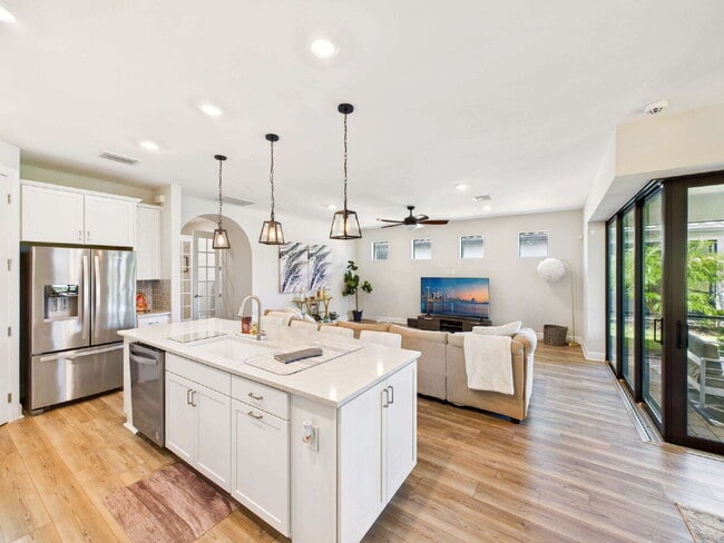 Photo - Furnished 3 Bedroom, 2 Bath Single-Family ...