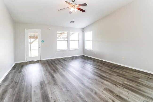 Photo - 1101 Edinburg Dr