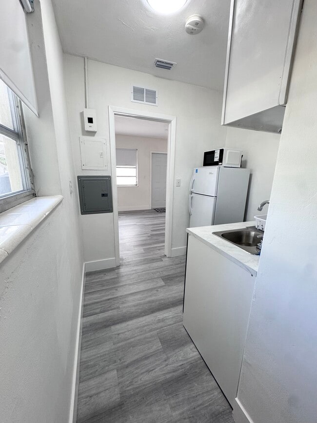 Kitchenette - 1030 Superior St Unit Back Apartment