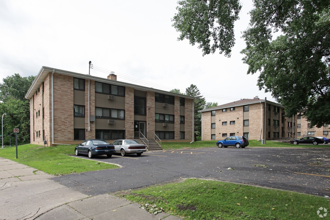 Grass Lake Manor Apartments - Grass Lake Manor Apartments