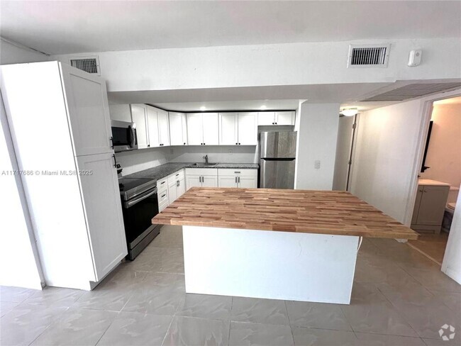 Building Photo - 2 bedroom in Hallandale FL 33009 Rental