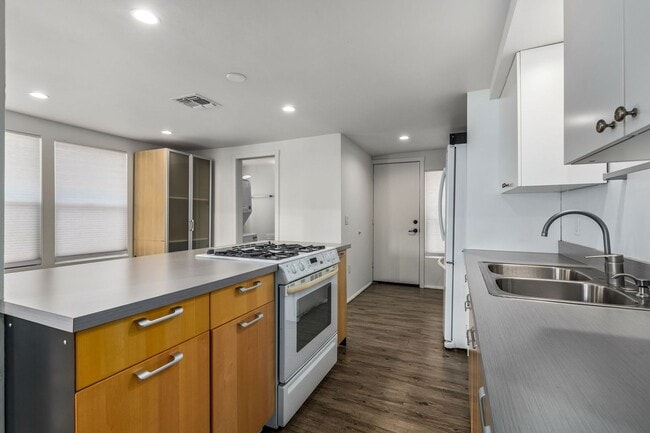 Building Photo - Two Bedroom Townhome in Garfield District!