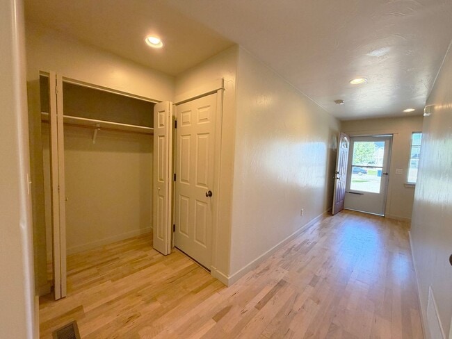Photo - 923 Saxon Way Unit B