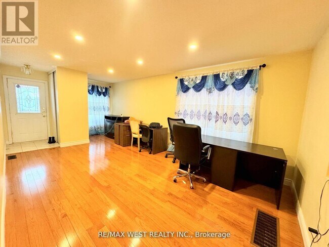 Photo - 98 Four Seasons Cir