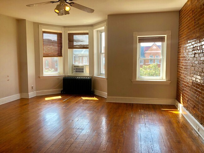 Photo - For Rent: Charming Living on St. Paul Street MD 21218 – Your Urban Retreat Awaits! Unidad 3