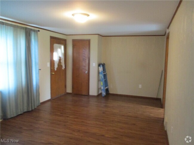 Building Photo - 32400 Bainbridge Rd Rental