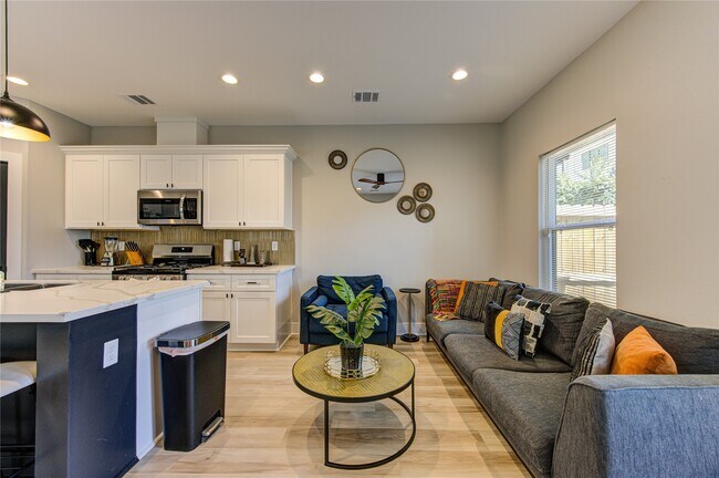 Photo - 2113 St Charles St Unit B