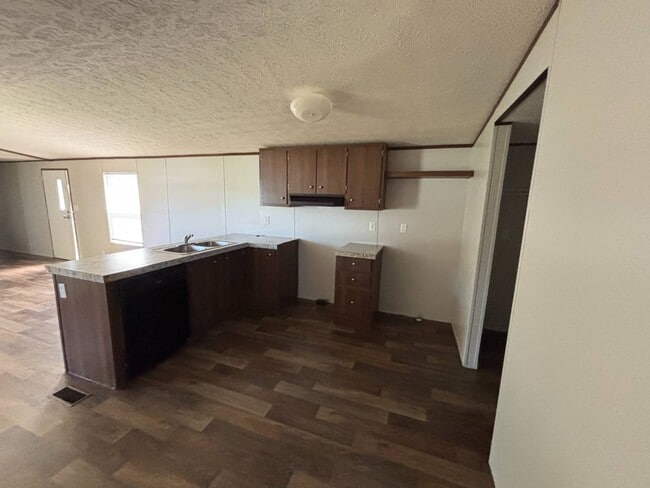 Photo - 105 Exeter Ln