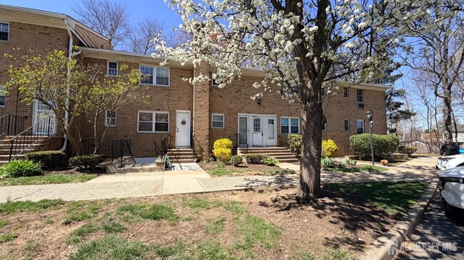 Building Photo - 363 Cranbury Rd Unit D16