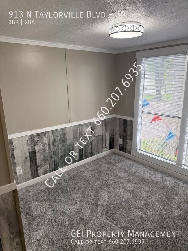Photo - 913 N Taylorville Blvd