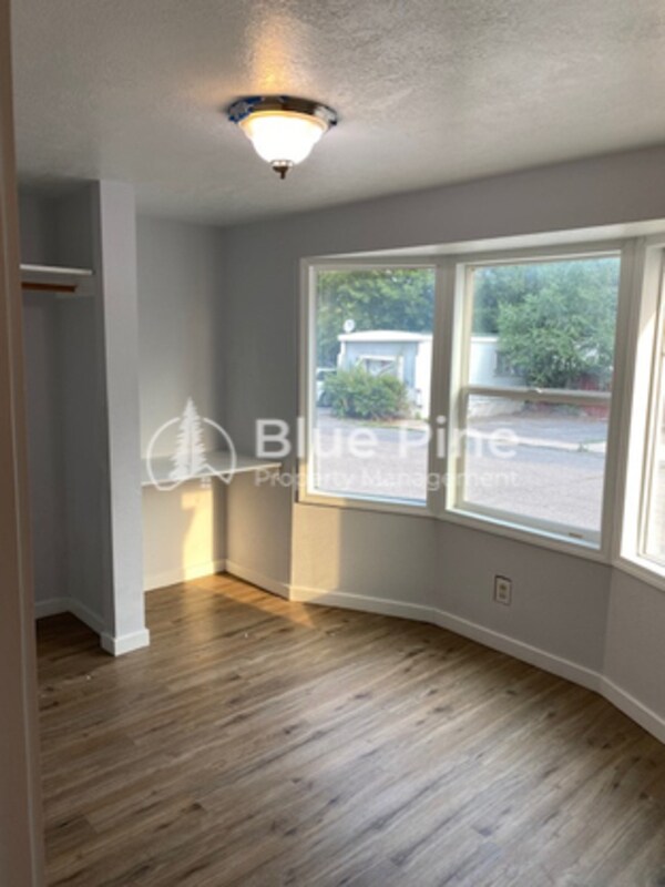 Photo - 925 Wilson Ave