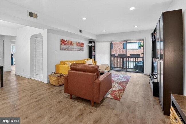 Photo - 236 W Taylor Run Pkwy Unit 4