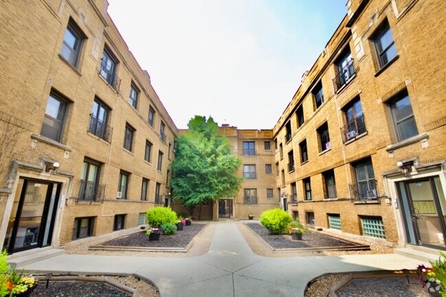 Building Photo - 728 W Roscoe Rental