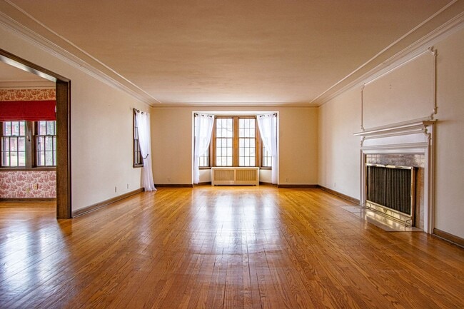 Photo - Gorgeous 5 Bedroom / 4.5 Bath Home located right off Happy Hollow Blvd!