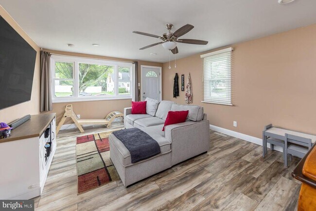 Photo - 33 E Clinton St