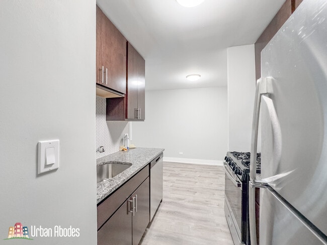 Building Photo - 555 W Surf St Unit M05B Rental