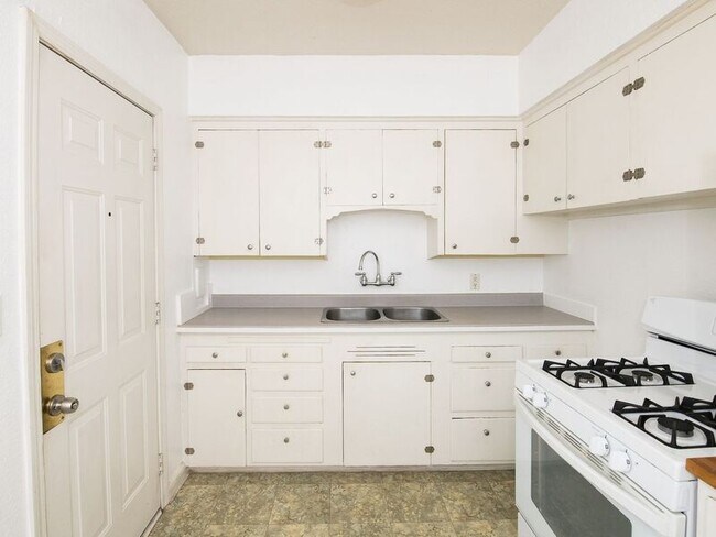 Building Photo - 927 NE Alberta St