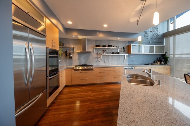 Photo - Luxurious multi-level penthouse condo - Flats Westbank