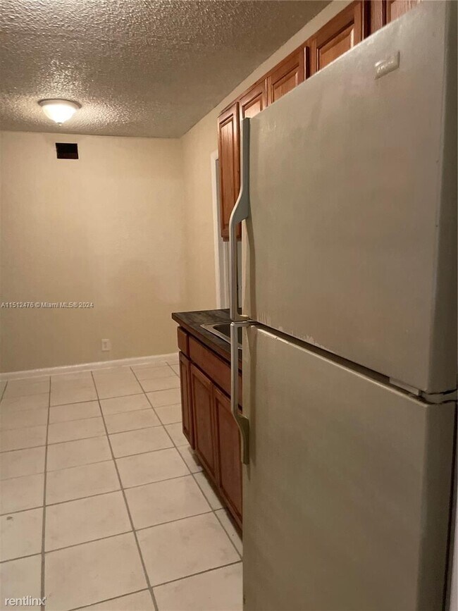 Photo - 4 br, 2 bath House - 640 SW 16th Ave # 1-4