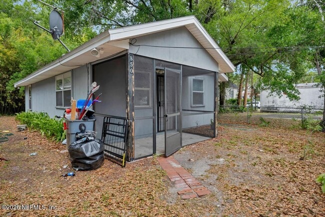 Photo - 850 Spearing St