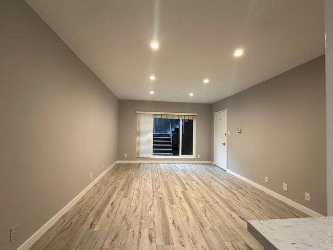 Photo - 7555 De Longpre Ave Unidad 9