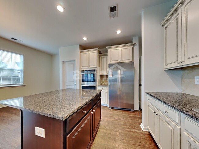 Photo - 614 Redbud Ln