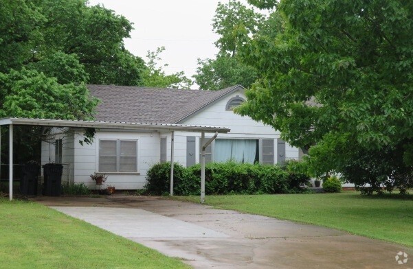 Building Photo - 3 bed, 1 bath home for rent near north May...