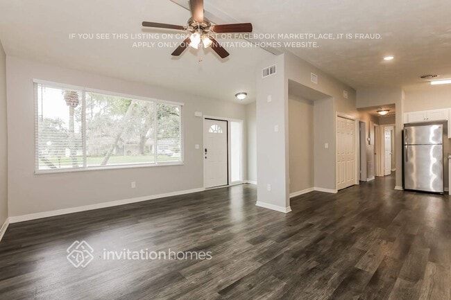 Photo - 813 E River Dr