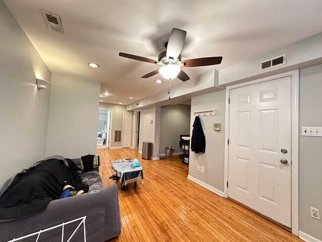 Building Photo - 1322 N Claremont Ave Unit J05P