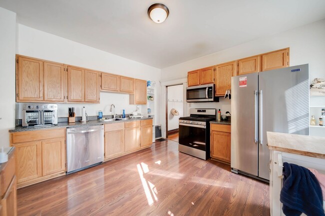 Building Photo - 4 or 5 Bedroom Right off of High St - OSU ... Rental