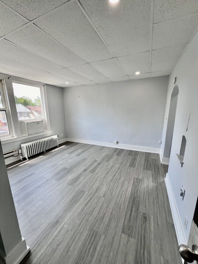 Building Photo - 1495 Gladstone Ave Unit 308