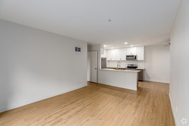 2BR, 2BA - 960SF