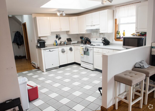 Building Photo - 66 Brooks St Unit 3 Rental
