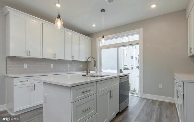 Building Photo - 140 W Huntingdon St Unit 1 Rental