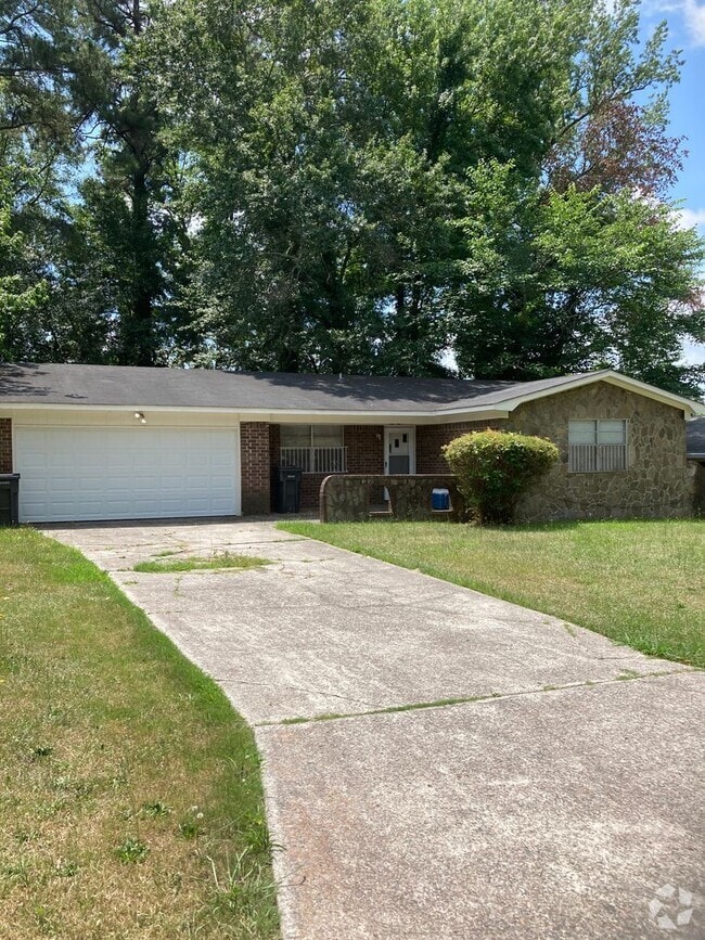 Building Photo - 3 Bedroom 2 Bath House with Double Garage ...