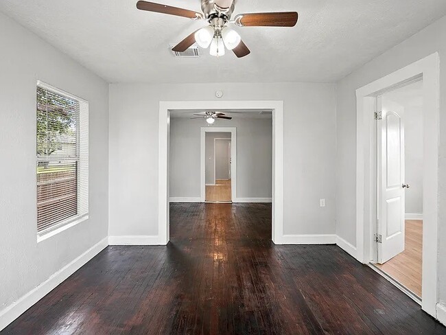 Photo - 3101 Illinois St