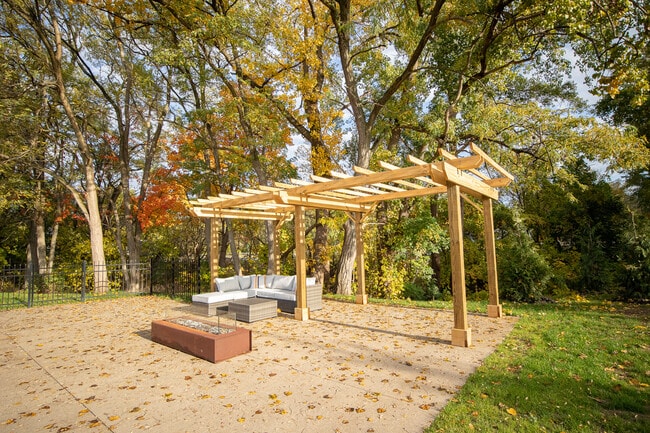 Salón comunitario al aire libre - LaCroix Court Apartments