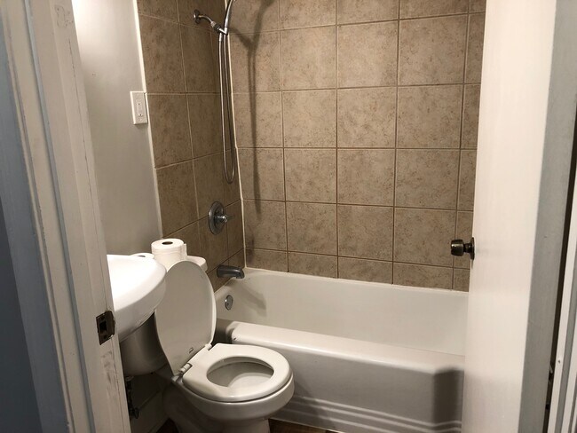 Bathroom - 1 - 2000 Young Ave Unit 2000 R