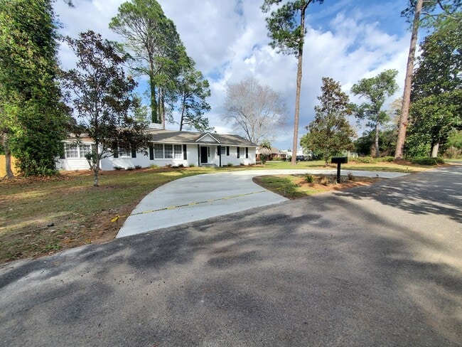 Photo - Modern Charm: Spacious 4-Bedroom Home with...