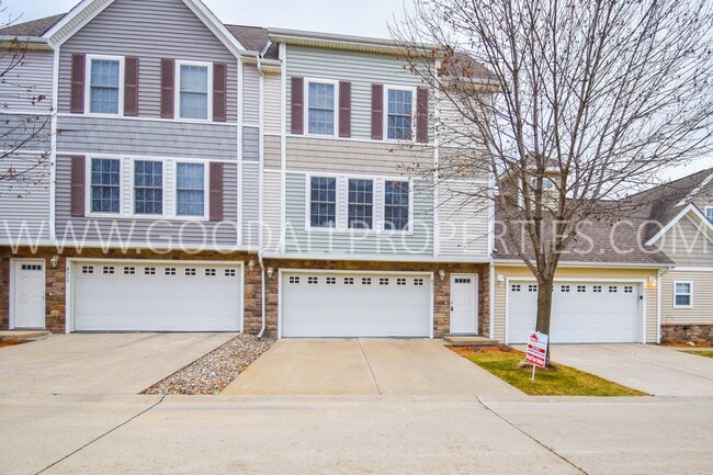 Building Photo - 2 Bedroom, 2 1/2 Bath Townhome in Urbandale